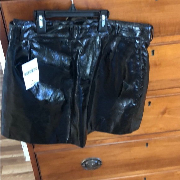 Pleather skirt with zippers and belt. - Picture 5 of 6